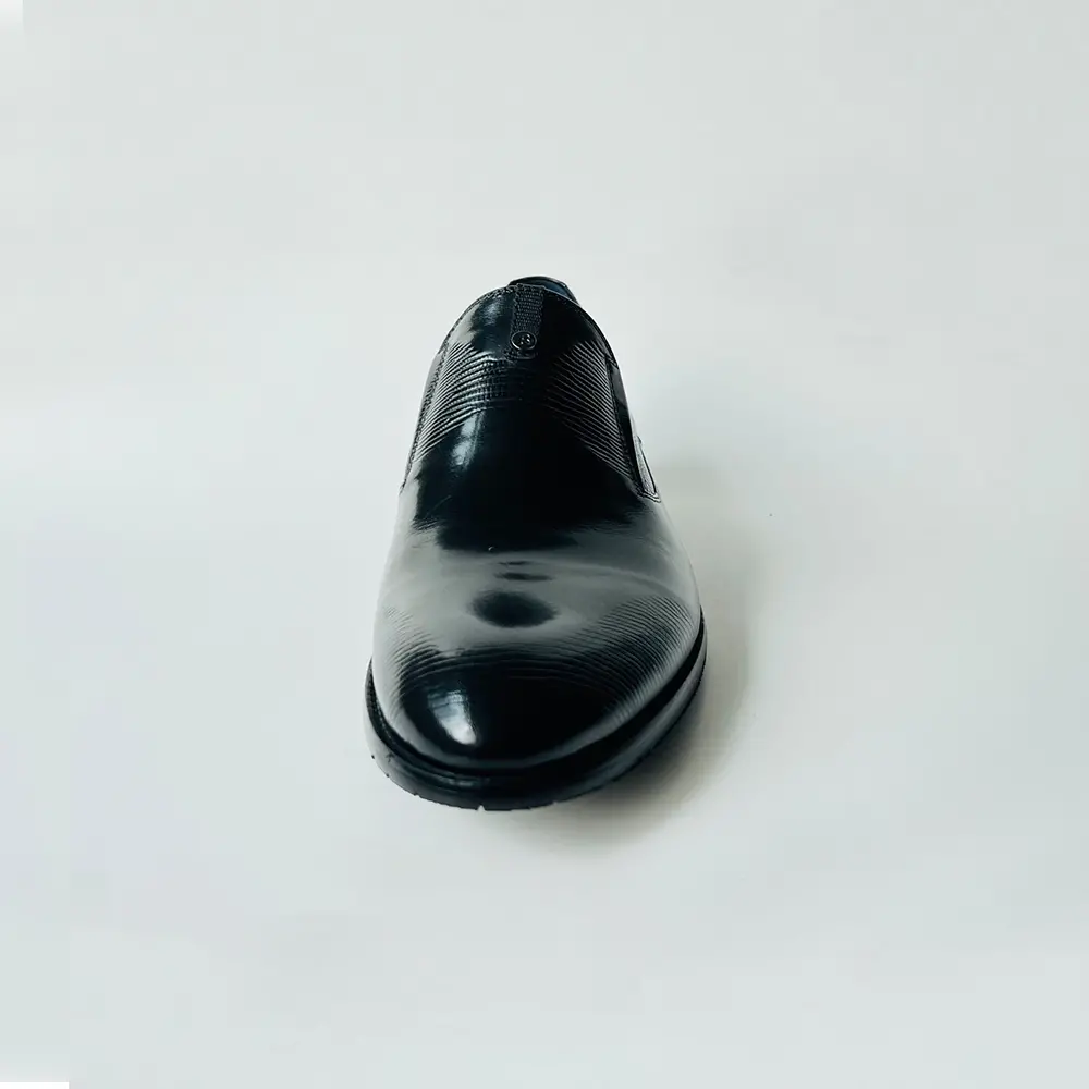 Men dress shoe in black cow leather and embossed leather