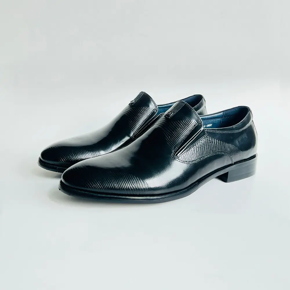 Men dress shoe in black cow leather and embossed leather